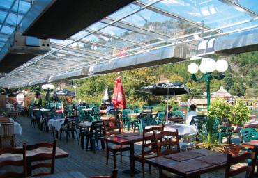 restaurant-patio-heaters-mounted-under-glass-roof
